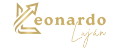 Logotipo dorado de la marca personal Leonardo Luján con isotipo de flecha estilizada hacia arriba.